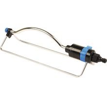 Záhradný zavlažovač z kovu s plastovou prípojkou