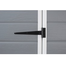 T záves pripevnený k dreveným dverám