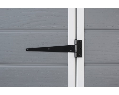 T záves pripevnený k dreveným dverám