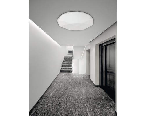 Chodba so stropným svietidlom, schodiskom a výťahom