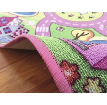 Detailný pohľad na hrací koberec s motívmi ciest, kvetov a domov