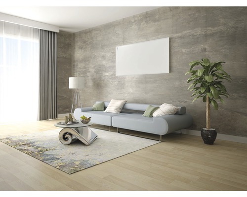 Obývacia izba s pohovkou, radiátorom, kobercom, stolom a izbovou rastlinou pre útulné prostredie