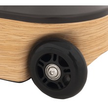 Detailný pohľad na kufrík na kolieskach s čiernym kolieskom a dreveným puzdrom