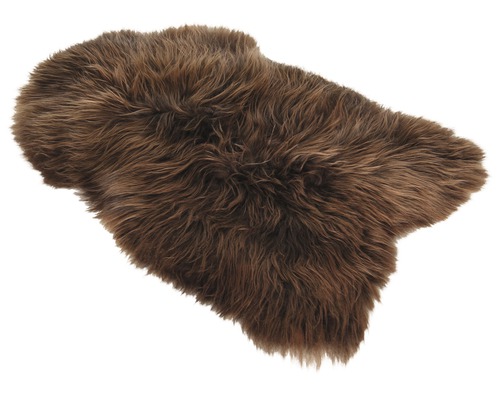 Hnedý koberec z ovčej kože