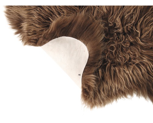 Detailný pohľad na hnedý koberec z ovčej kože s bielou zadnou stranou