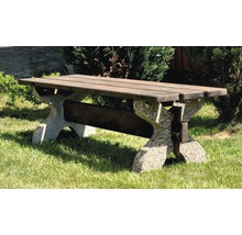 Záhradná lavica z dreva s kamennými nohami