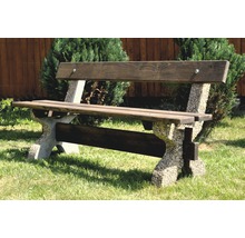 Záhradná lavica s drevenými sedadlami a betónovými nohami vonku