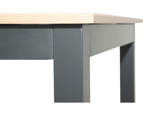 Detail nohy dreveného stola