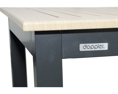 Detail záhradného stola s dreveným povrchom a hliníkovým rámom a logom Doppler