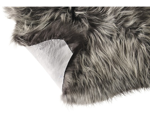 Sivý koberec z umelej kožušiny s otočenou zadnou stranou