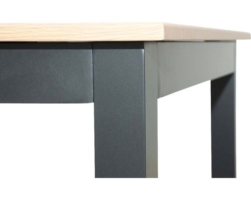 Detail stola s drevenou doskou a kovovými nohami