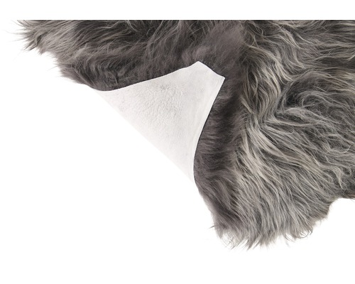 Sivý koberec s dlhou vlnou a svetlou látkou na zadnej strane.