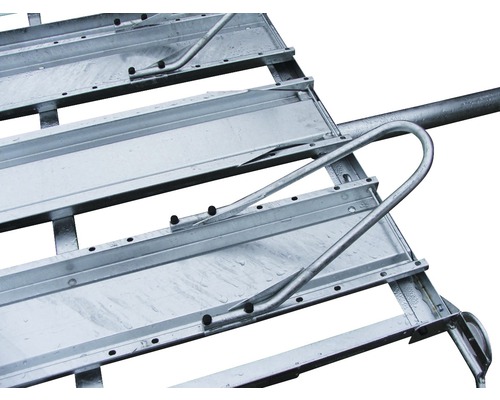 Detailný pohľad na pozinkovaný príves s oceľovou rampou