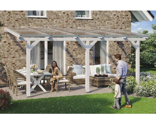 Zastrešenie terasy SKAN HOLZ Andria 541 x 400 cm, lepený lamelový drevo biely predupravený Krytá terasa so záhradným nábytkom a rodina pred tehlovým domom
