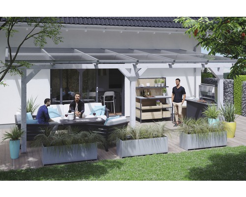 Zastrešenie terasy SKAN HOLZ Andria 648 x 300 cm, biele vopred ošetrené laminované drevo Zastrešená terasa so sedením, kvetináčmi a grilom