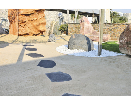 Dekoratívna záhrada s kameňmi a stupnicami