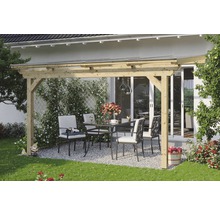 Zastrešená drevená pergola so záhradným stolom a stoličkami na štrkovom povrchu