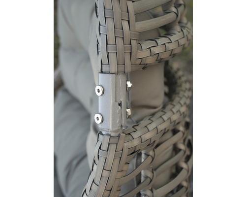 Detailný pohľad na prútené záhradné kreslo s kovovými prvkami a skrutkami