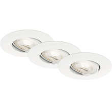 Tri biele vstavané stropné svietidlá