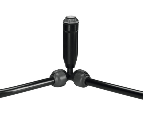 Zavlažovač s výsuvnou tryskou s tromi pripojeniami trysiek na zavlažovanie záhrady