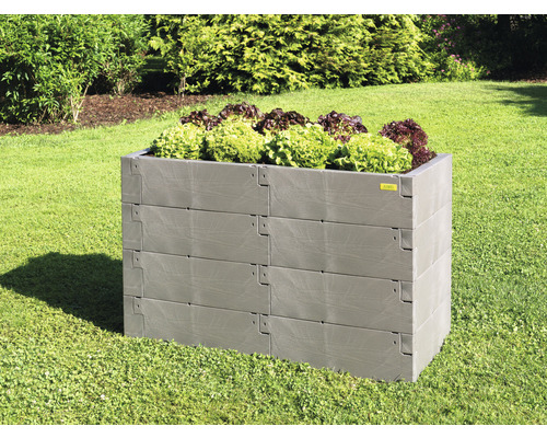 Plastový vyvýšený záhon so šalátom v záhrade