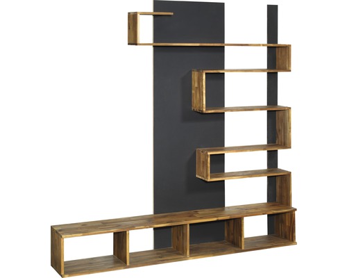 Drevená nástenná polica s čiernym pozadím pre dizajn interiéru