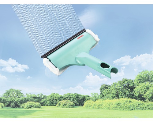 Stierka na okná s nádržkou na vodu a stieracou lištou pred krajinou