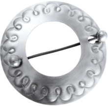 Okrúhla kovová brošňa so vzorom