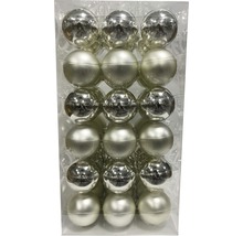 Balenie 18 strieborných vianočných gúľ