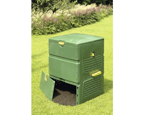 Plastový kompostér na záhrade