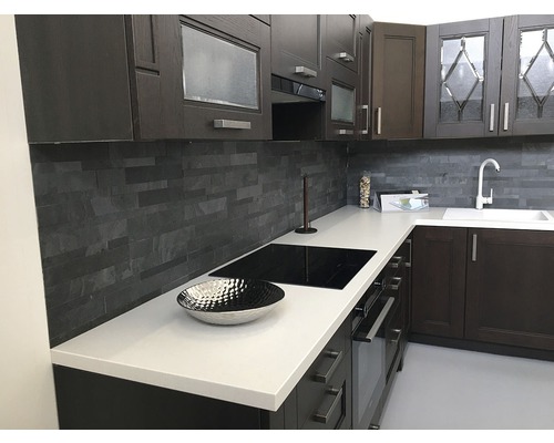 Kuchynská scéna s tmavými skrinkami, rúrou, drezom a pracovnou doskou