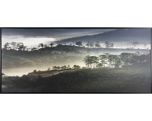 Zarámovaný nástenný obraz s krajinou zalesneného kopca v hmlistej atmosfére