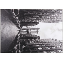 Čiernobiela fotografia newyorskej ulice s Manhattan Bridge v pozadí