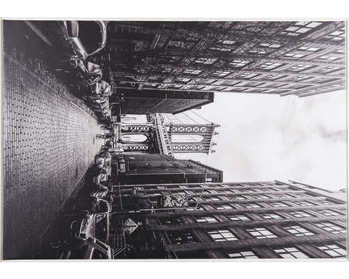 Čiernobiela fotografia newyorskej ulice s Manhattan Bridge v pozadí