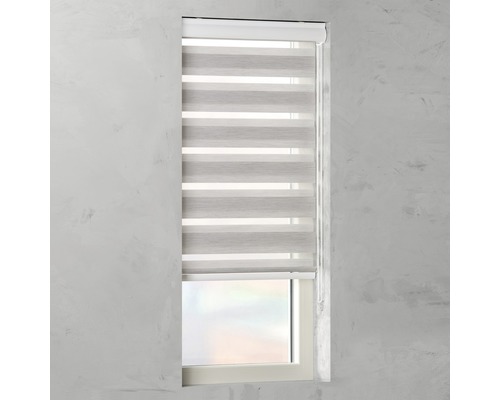 Okenná roleta s vodorovnými pruhmi na reguláciu svetla