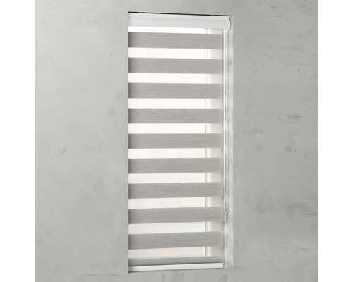 Okenná roleta s pruhovaným vzorom na reguláciu svetla a súkromia.