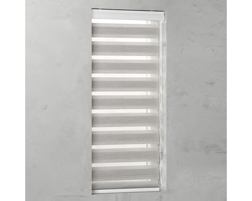 Okenná roleta s vodorovnými pruhmi v zatvorenej polohe