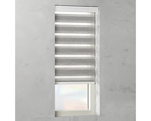 Okno so sivo-bielou roletou duo na dekoráciu okien a reguláciu svetla