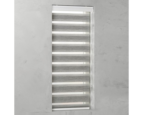 Okno s nepriehľadnou sivou dvojitou roletou