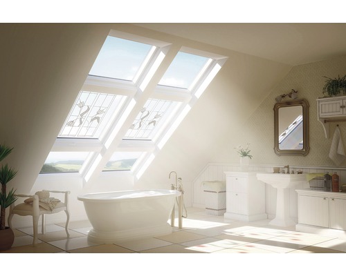 Podkrovná kúpeľňa s vaňou, umývadlom a strešnými oknami