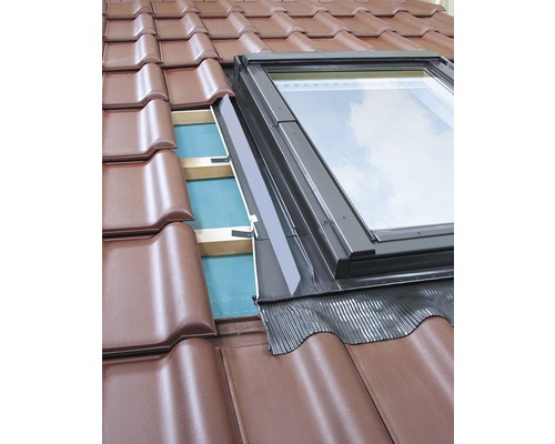 Detail zabudovaného strešného okna so strešnou krytinou