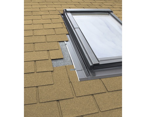 Strešné okno na streche s škridlami