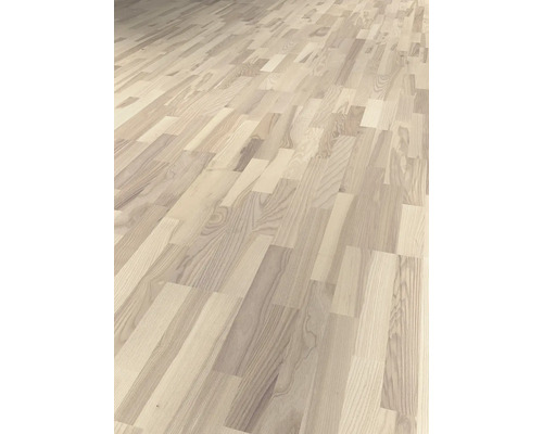 Svetlá drevená podlaha s prírodnou kresbou