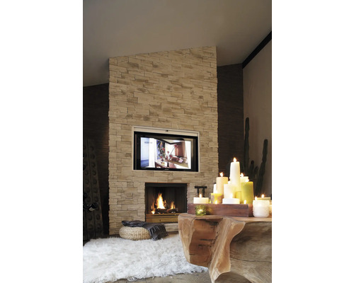 Obývacia izba s krbom, televízorom a ozdobnými sviečkami na drevenom stole