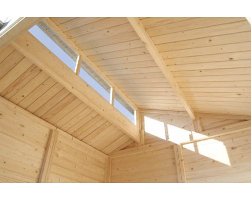 Vnútorný pohľad na drevený záhradný domček so strešnými oknami