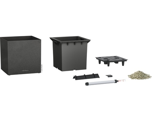 Kvetináč so zavlažovacím systémom a príslušenstvom