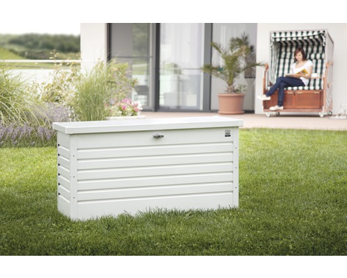 Fotografia záhradného boxu vonku na trávniku