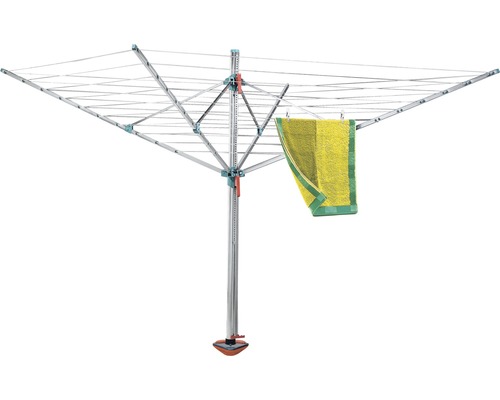 Rotačný sušiak na bielizeň s zaveseným uterákom