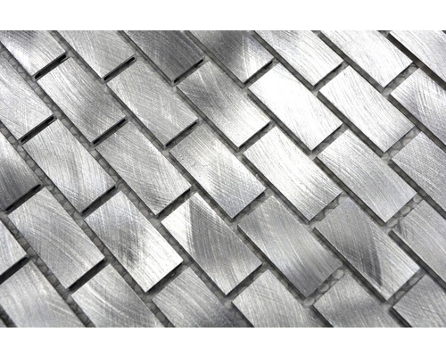 Mozaikové dlaždice z kovu vo vzore rybej kosti