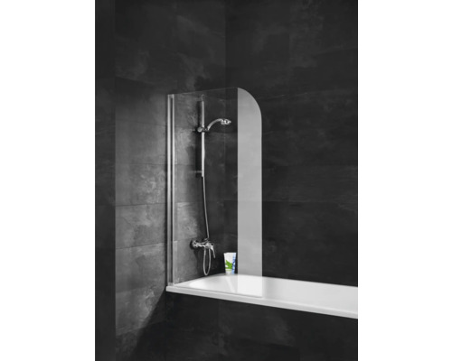 Vaňa so zástenou a sprchovou batériou na tmavom pozadí